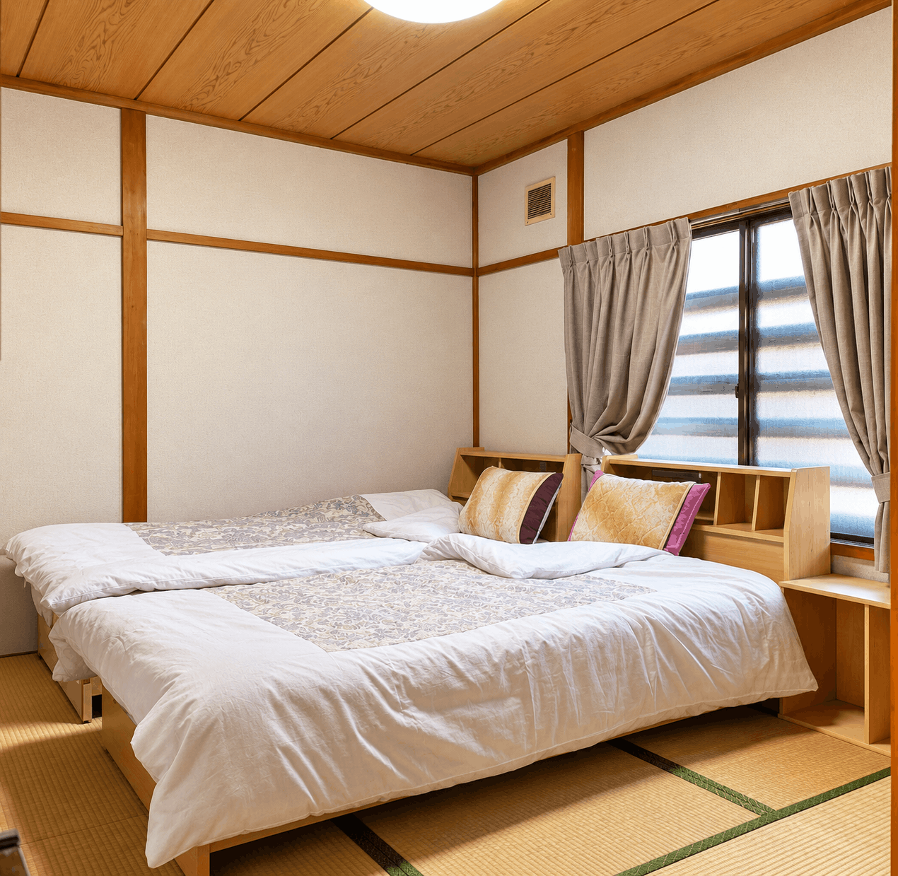 畳の部屋に、ベッドを二つ並べた客室