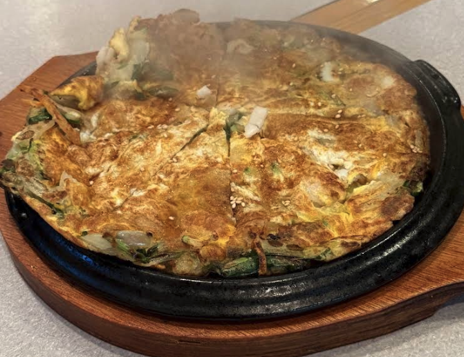 鉄板で焼き上げたチヂミ。ねぎと玉ねぎ、白ごま